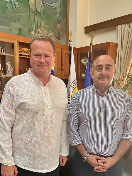 Frank Schwabe mit Bürgermeister Nikos Sakkas in der griechischen Partnerstadt Trikala